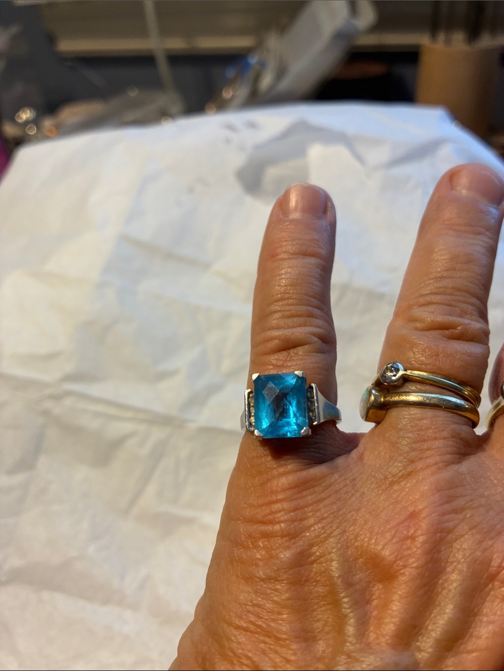 Beautiful 10K White Gold Ring with Blue Square-Cut Topaz. 4.15 grams. Size 6 1/2